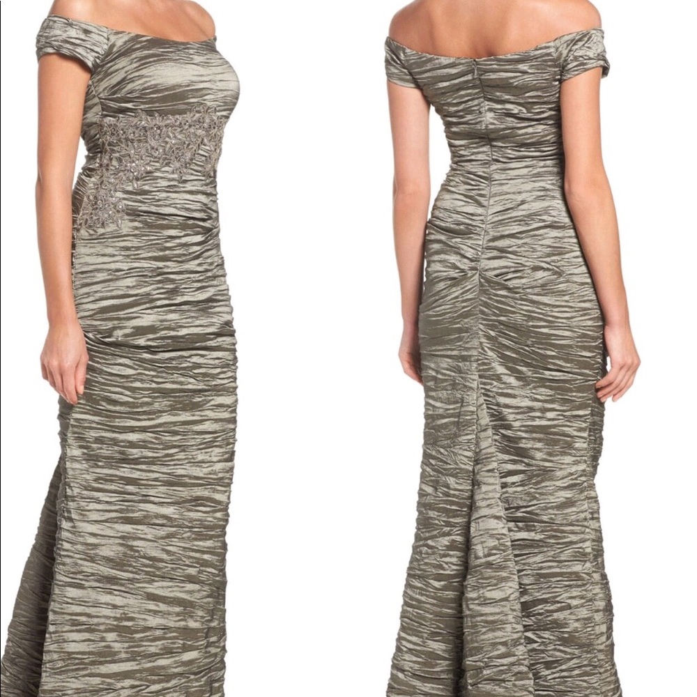 Off/On the shoulder satin trumpet gown